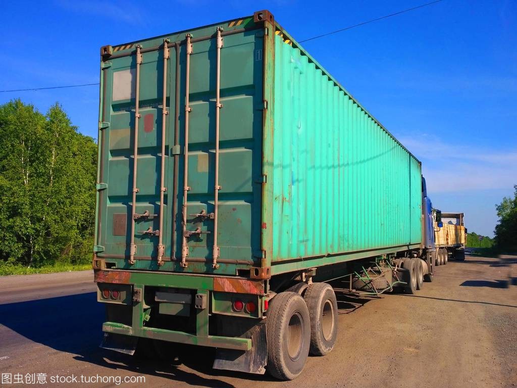 卡車裝載貨物 道路貨物運輸的核心環節與優化策略